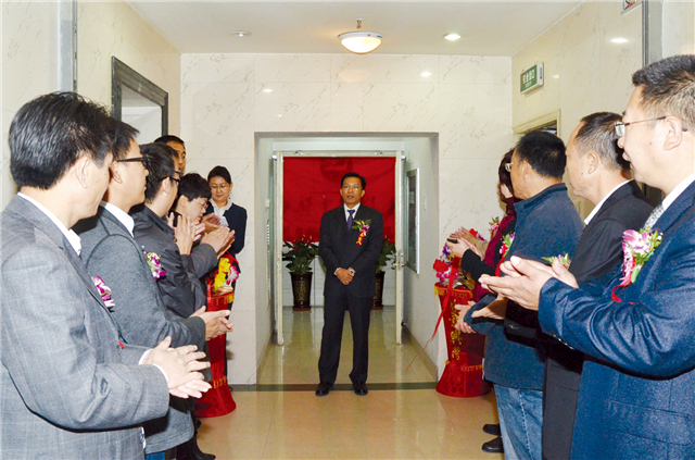 2012年10月，在西部同力機(jī)械設(shè)備公司揭牌儀式上，楊川（中）致辭.jpg