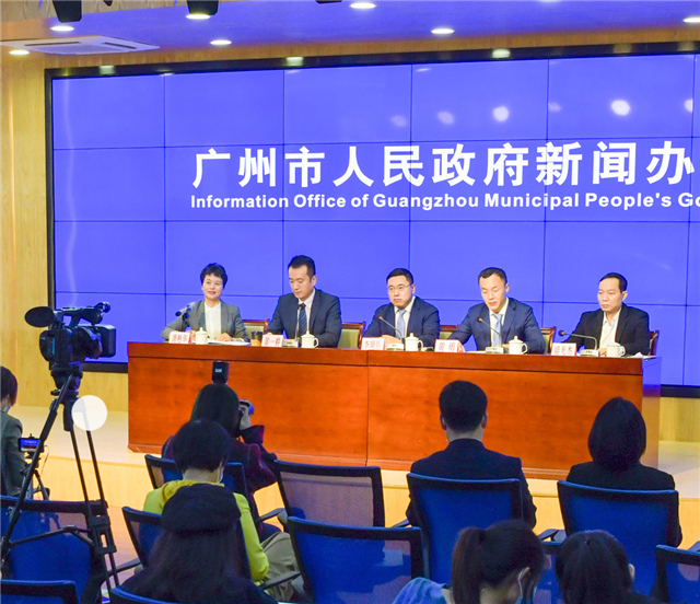 2020年3月，在廣州市政府疫情防控新聞發(fā)布會(huì)上，華邦作為抗疫和復(fù)工兩全示范企業(yè)分享經(jīng)驗(yàn)，李順臣（中）代表企業(yè)出席.jpg